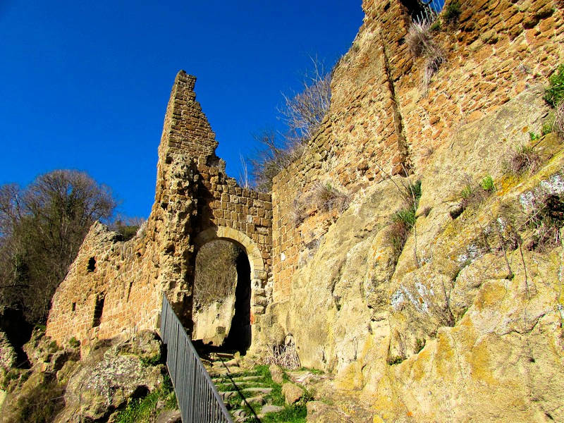 Porta Gradella, una delle tre originarie porte d'accesso al borgo di Monterano